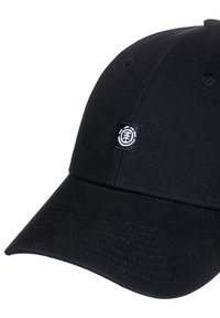 Cappellino da baseball nero in tessuto con design strutturato. Presenta un'etichetta logo bianca e cuciture testurizzate sulla visiera.