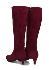 Bordeauxkleurige laarzen tot de knie van suedine, met een slank ontwerp, spitse neus en een hak van 7,5 centimeter. Zijrits voor gemakkelijk aan- en uittrekken.
