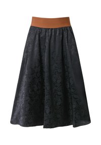 Zwarte volle rok met een subtiele paisleyprint, voorzien van een brede bruine elastische tailleband. Gemaakt van een soepele, vloeiende stof.