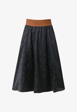 Schwarzer, voller Rock mit subtilen Paisleymuster, ausgestattet mit einem breiten braunen Gummibund. Hergestellt aus einem glatten, fließenden Stoff.