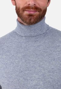 Grauer Rollkragenpullover aus weichem Strickstoff, mit hohem, geripptem Kragen und glatter, gleichmäßiger Textur.