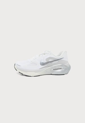 Λευκό και ασημί αθλητικό παπούτσι Nike ZoomX με επάνω μέρος από δίχτυ και παχιά μαξιλαρωτή σόλα, εμφανιζόμενο από το πλάι σε απλό φόντο.