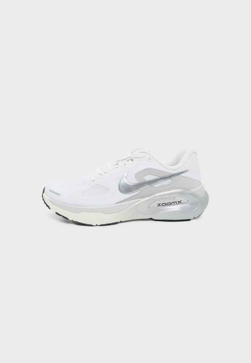 Λευκό και ασημί αθλητικό παπούτσι Nike ZoomX με επάνω μέρος από δίχτυ και παχιά μαξιλαρωτή σόλα, εμφανιζόμενο από το πλάι σε απλό φόντο.