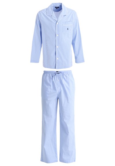 Conjunto de pijama de algodão azul claro com uma parte de cima de botão de mangas longas, apresentando um bolso no peito e acabamentos em contraste, e calças com cordão ajustável a condizer.