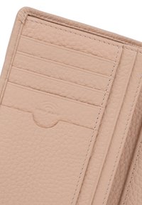 Lichtroze leren portemonnee met meerdere kaartsleuven, getextureerd oppervlak en een gebosselde "RFID VEILIG" detail. Interieur-stiksels zichtbaar.