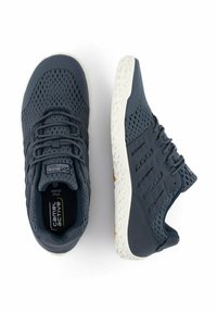 Ciemnoniebieskie buty sportowe z siateczkową cholewką, z teksturowanymi detalami i białą gumową podeszwą. Posiadają sznurowaną konstrukcję oraz logo na języku.