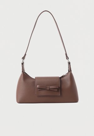 Καφέ δερμάτινη τσάντα ώμου με μπροστινή τσέπη με καπάκι, διακοσμημένη με ραμμένη λεπτομέρεια φιόγκου και ρυθμιζόμενο λουρί.