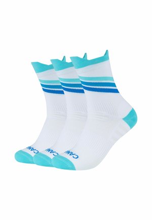 Tre paia di calzini bianchi con accenti teal, caratterizzati da strisce orizzontali in diverse tonalità di blu e un design traspirante.