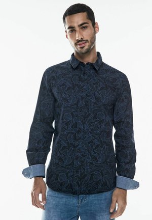 Marineblauwe button-up shirt met een bladerenpatroon in donkerblauw. Lange mouwen met contrasterende lichtblauwe manchetten. Soepele stoftextuur.