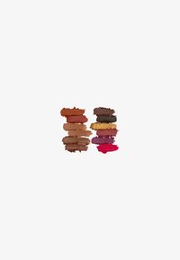 Ocho muestras de color de labios en varias tonalidades: rojo intenso, marrón, rosa y dorado, con una textura cremosa y acabados irregulares de pinceladas.