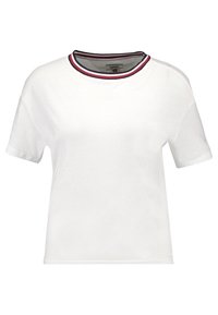 Bílý tričko s krátkým rukávem a kulatým výstřihem. Vybaveno žebrovaným límcem s námořnickou modrou, červenou a bílou pruhy. Měkká bavlněná tkanina.