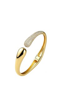 Bracciale d'oro con un design elegante e curvo; un'estremità presenta una finitura liscia, mentre l'altra è adornata con piccoli gemmelli trasparenti.