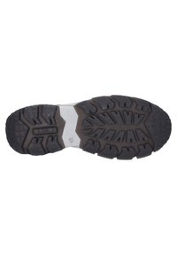 Podešev boty vyrobená z odolného černého gumového materiálu, která má hluboké drážky a vícedironční vzor pro lepší přilnavost.