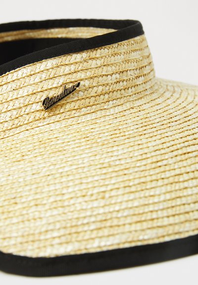 Słomkowy daszek z szerokim brzegiem, z czarnym wykończeniem i metalowym akcentem logo. Tkanina jest gęsta, prezentując naturalny beżowy kolor.