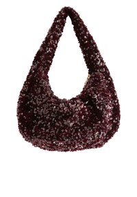 Burgunderrød sequin-håndtaske med en rund form og en bred, polstret rem. Har en blød tekstur og blanke detaljer på overfladen.
