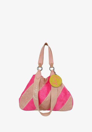 Sac à main en daim featuring des rayures diagonales roses et beiges, étiquette ronde jaune avec "hey" en rose, et deux bandoulières roses douces avec des anneaux en métal.