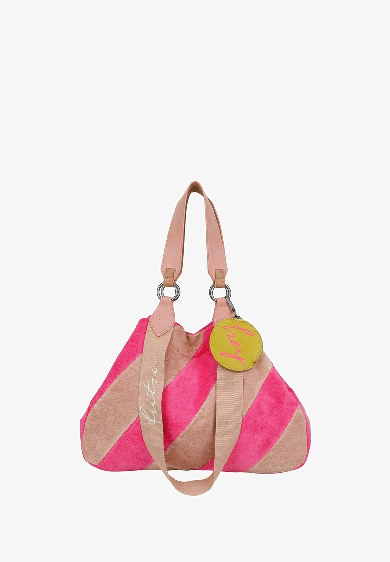 Sac à main en daim featuring des rayures diagonales roses et beiges, étiquette ronde jaune avec "hey" en rose, et deux bandoulières roses douces avec des anneaux en métal.