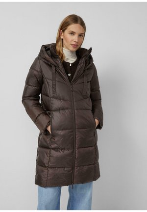 Bruine pufferjas met een rits aan de voorkant, capuchon, zijzakken en verticale stiksels. Het materiaal lijkt glanzend en geïsoleerd.