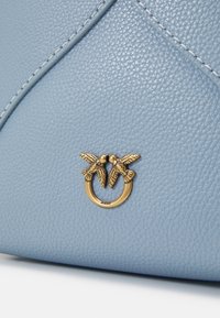 Pinko HEART  - Ručna torba - light blue/antique gold