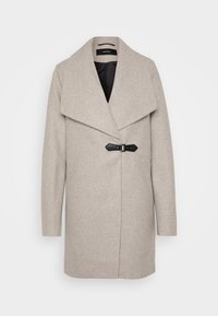 Beige wollenblend jas met een brede kraag, lange mouwen, sluiting met één zwarte gesp en een gladde textuur; minimalistisch ontwerp.