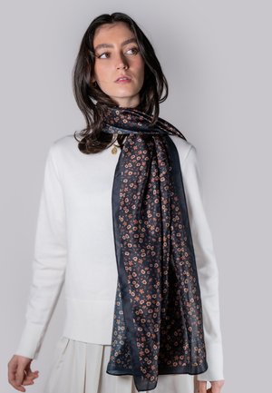 Zijden sjaal met een donkerblauwe basis en kleine bloemenpatronen in lichtroze en beige, afgewerkt met een gladde satijnstructuur.