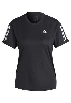 Personne portant un t-shirt de sport noir et un short avec des baskets blanches, debout, les bras écartés et les jambes légèrement écartées sur fond blanc.