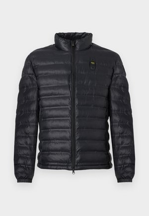 Mustast tikandiga täidisega jope, millel on püstkrae, kogu esiosa pikkune tõmblukk, elastsed varrukaservad ja väike ristkülikukujuline logo rinnal.