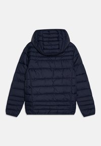 Mornarska puffer jakna s kapuljačom, koja ima horizontalno šivane sekcije i elastične rukave. Materijal je gladak s sjajnom završnom obradom.