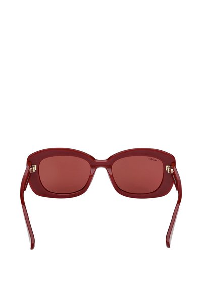 Gafas de sol de plástico rojo con lentes rectangulares, acabado brillante, detalles dorados en las bisagras y varillas gruesas.