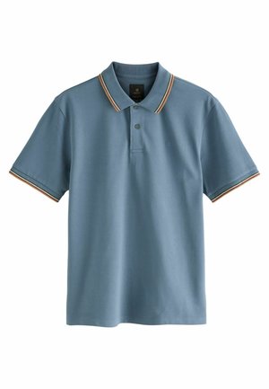 Polo de color azul claro, hecho de algodón, con una tapeta de tres botones y rayas en contraste en el cuello y las mangas.