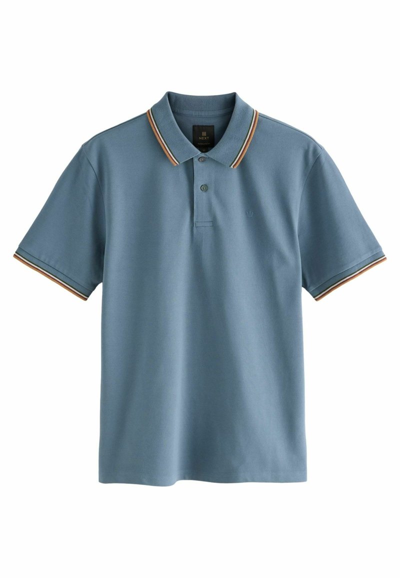 Lyseblå polo-shirt lavet af bomuld med en tre-knap lukning og kontraststriber på kraven og ærmerne.