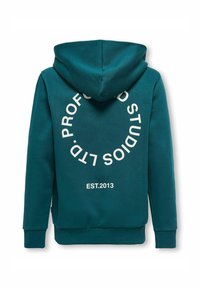 Turkusowa bluza z kapturem i troczkiem. Na plecach znajduje się duży biały napis w okrągłym wzorze, w tym "PROFOUND STUDIOS" oraz "EST.2013."
