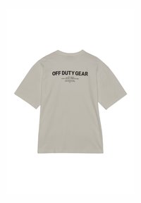 Lysegrå T-shirt med korte ærmer med sort tekst "OFF DUTY GEAR" og mindre teknisk-udseende tryk på øverste del af ryggen.