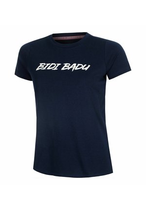 Maglietta blu navy a maniche corte con collo rotondo, con la scritta bianca "BIDI BADU" stampata sul petto.