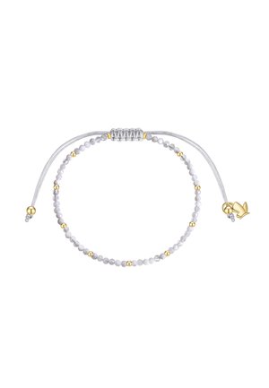 Pulsera ajustable con pequeñas cuentas blancas y doradas en un cordón plateado, con un colgante de paloma dorada cerca del cierre.