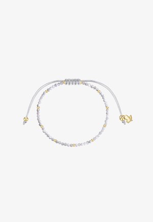 Pulsera ajustable con pequeñas cuentas blancas y doradas en un cordón plateado, con un colgante de paloma dorada cerca del cierre.