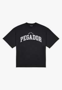 Svart bomullströja med texten "PEGADOR" i vita fetstilta bokstäver, med "NEVER TOO LATE" ovanför i en bågformad design. Kortärmad.