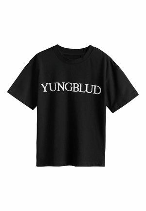 Sort bomulds-T-shirt med korte ærmer og rund halsudskæring. På forsiden står teksten "YUNGBLUD" i en kontrastfuld hvid skrifttype.