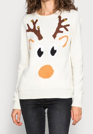 Weißer Pullover mit Rentiergesicht-Design, braunen Geweihen mit goldenen Glöckchen, großen Augen und einer orangefarbenen Nase, getragen von einer Person.