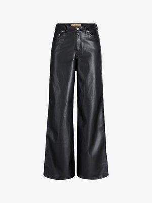 Zwarte wijde nepleren broek met knoop- en ritssluiting aan de voorkant, riemlussen en vijfzakkenontwerp.