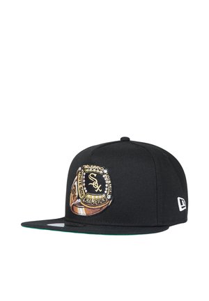Berretto snapback nero Chicago White Sox con design ricamato di anello di campionato oro e bianco sul pannello frontale.