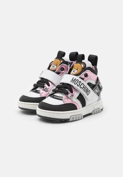 Høye sneakers i svart, hvitt og skinnende rosa materialer. Har bjørneformede detaljer og justerbare stropper merket "Moschino."