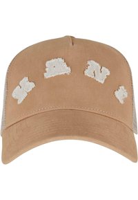 Tan baseball caps med hvit, frynsete tekst på forsiden. Har en buet brem og mesh bakside for pusteevne.