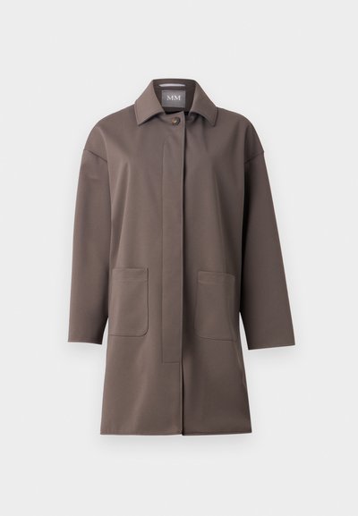 Brauner, mittellanger Mantel mit klassischem Kragen, Knopfverschluss und zwei vorderen Taschen. Hergestellt aus glattem, strukturiertem Stoff mit taillierter Passform.