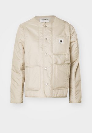 Bežinė paminkštinta striukė su apvaliomis apykaklėmis, priekiniais mygtukais, dviem didelėmis kišenėmis ir maža logotipo etikete ant krūtinės. Lygus, šiltas audinys.