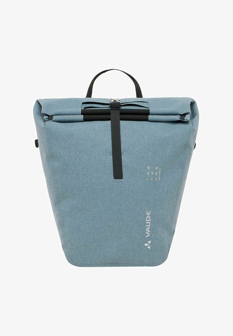 Sac à dos bleu imperméable avec fermeture supérieure enroulable, accessoires noirs et finition texturée. Caractéristiques : une poignée supérieure et un détail de logo.