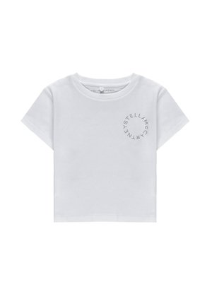Biała dziecięca koszulka z krótkim rękawem, okrągłym dekoltem i małym czarnym okrągłym logo tekstowym "STELLA MCCARTNEY KIDS" na górnej lewej części klatki piersiowej.