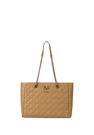 Beige gewatteerde tote tas met ketting en leren schouderbanden, met een metalen "V ITALIA" logo aan de voorkant.