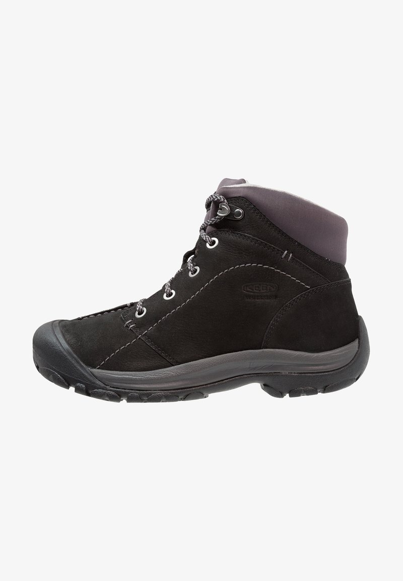 Botas impermeables negras hechas de gamuza y material sintético. Diseño de media altura con acentos grises, ojales de metal y suelas de goma con patrón.