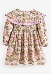 Kvetinové šaty s dlhými rukávmi a vlnovitou golierovou líniou. Vyrobené z bavlny, s potlačou v ružovej, zelenej a fialovej farbe s rôznymi kvetmi.